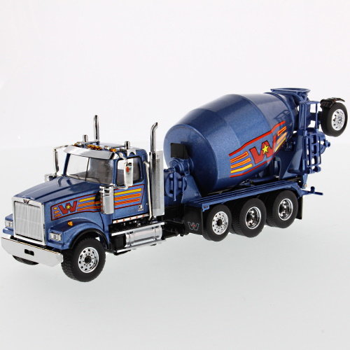 Western Star 4900 mit einem Mischer McNeilus Bridge Metallic Blue